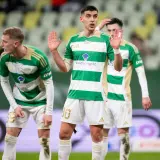 Piłkarze Lechii Gdańsk w zielono-białych strojach na boisku. Najnowsze lechia gdańsk aktualności.