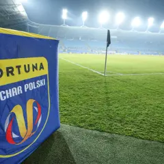 Flaga z logo Fortuna Pucharu Polski na tle stadionu. Czekamy na przebieg: Motor Lublin – Raków Częstochowa.