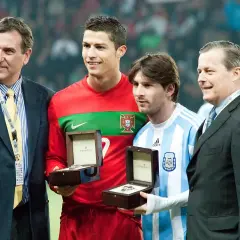 Ronaldo i Messi, dwaj z **100 najlepszych piłkarzy wszechczasów**, odbierają nagrody.