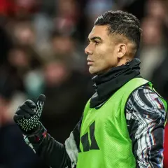 Casemiro w zielonej kamizelce, kciuk w górę. Jego obecność to kluczowy element strategii Manchester United transfery.