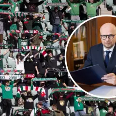 Wrocławianie z transparentami "Śląsk Wrocław nowy właściciel" świętują na trybunach.