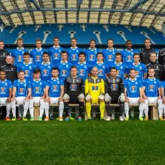 Lech Poznań kadra w komplecie, gotowa do walki na murawie stadionu.