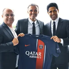 Luis Enrique, nowy trener PSG, prezentuje koszulkę klubu z prezesem i dyrektorem sportowym.