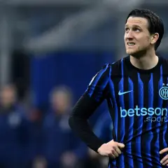 Piłkarz Interu Mediolan w czarno-niebieskiej koszulce, gotowy do meczu składy: Inter Mediolan – AS Roma.