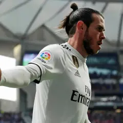 Gareth Bale w białej koszulce Realu Madryt z numerem 11, z charakterystycznym kucykiem.