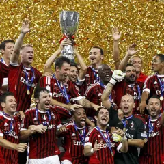 Piłkarze Milanu świętują z pucharem, a złote konfetti sypie się wokół. Ile razy AC Milan wygrał Ligę Mistrzów? Siedem razy!