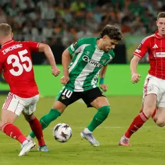 Piłkarze Nottingham Forest walczą o piłkę. Klub ten, choć nie wygrał Ligi Mistrzów, ma bogatą historię.