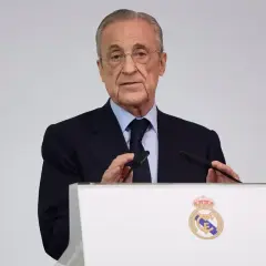 Florentino Pérez, właściciel Realu Madryt, przemawia przy mównicy z herbem klubu.