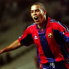 Ronaldo, jedna z największych legend Barcelony, w ikonicznej koszulce z lat 90.