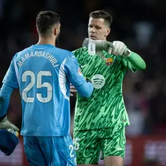 Dwóch bramkarzy, jeden w niebieskim z numerem 25, drugi w zielonej koszulce z logo Barcelony. Czyżby to najlepszy bramkarz na świecie?