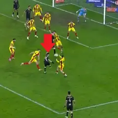 Intensywna akcja w meczu Pogoń Szczecin – Korona Kielce. Piłkarz w czarnym stroju próbuje odebrać piłkę zawodnikowi w żółto-czerwonych barwach.