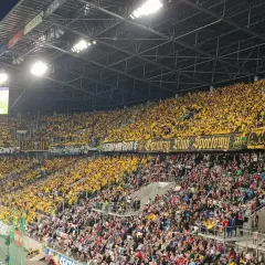 Tłum kibiców Górnika Zabrze w żółtych barwach, zapewne sprzedano wiele biletów na ten mecz.