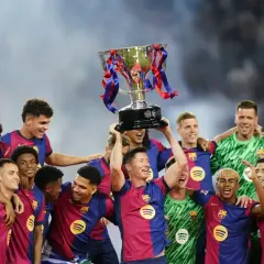 Piłkarze FC Barcelona świętują zdobycie pucharu. Duma z sukcesów hiszpańskich klubów!