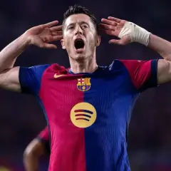 Piłkarz FC Barcelona z opaską na ręce, z rękami przy uszach, krzyczy. Jego bramki to kluczowe barcelona statystyki.