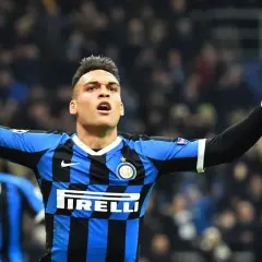 Lautaro Martínez z Interu Mediolan świętuje bramkę w meczu z Atalantą.