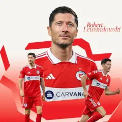 Robert Lewandowski w czerwonej koszulce Chicago Fire FC. W jakim klubie gra Lewandowski? W Chicago!