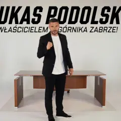 Łukasz Podolski, właściciel Górnika Zabrze, w garniturze. Plotki transferowe w klubie nabierają tempa.