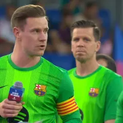 Marc-André ter Stegen z obecnej drużyny FC Barcelona przemawia do mikrofonu.
