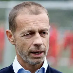 Prezes UEFA, Aleksander Čeferin, z uwagą obserwuje wydarzenia na boisku.
