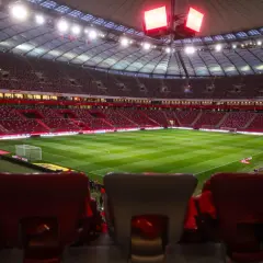 PGE Narodowy gotowy na emocjonujące mecze. Pusta trybuna czeka na kibiców.