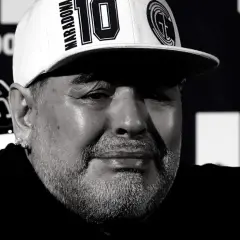 Diego Maradona w czapce z numerem 10. Wiele osób zastanawia się, czy Maradona żyje, ale jego legenda wciąż trwa.