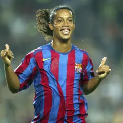 Ronaldinho w koszulce Barcelony, z charakterystycznym uśmiechem i uniesionymi kciukami, uosabia joga bonito.