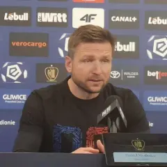 Daniel Myśliwiec, trener Piasta Gliwice, podczas konferencji prasowej.