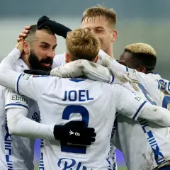 Piłkarze z Gliwic świętują bramkę, przytulając się na boisku.