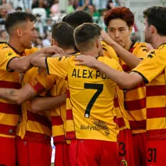 Piłkarze Jagiellonii świętują bramkę. Nowe jagiellonia transfery przynoszą radość kibicom.