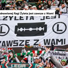 Fani Legii z flagą "Żyleta jest zawsze z Wami" i symbolem żyletki.