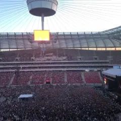 Koncert na Narodowym. Tłum ludzi na płycie, trybuny pełne. Może to jedne z najgorszych miejsc na stadionie narodowym, bo daleko od sceny.
