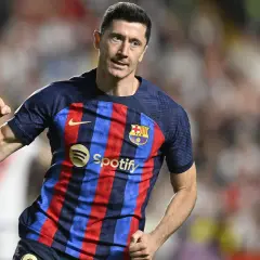 Robert Lewandowski w koszulce FC Barcelony, który rozegrał najwięcej meczów w Lidze Mistrzów, cieszy się z bramki.