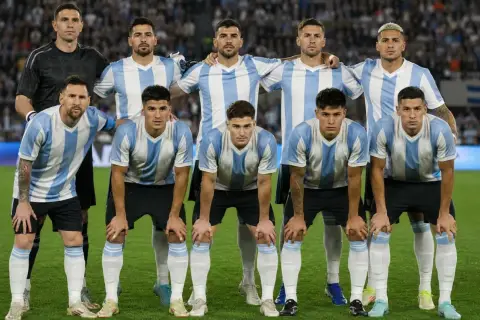 Drużyna narodowa Argentyny, znana z pasji do futbolu, prezentuje się w swoich charakterystycznych niebiesko-białych strojach.