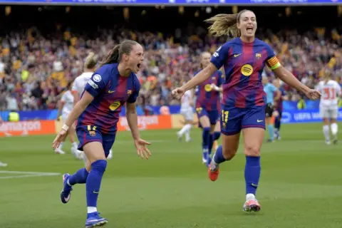 Piłkarki FC Barcelona świętują bramkę. Jedna z nich, być może partnerka Alexii Putellas, cieszy się z sukcesu.