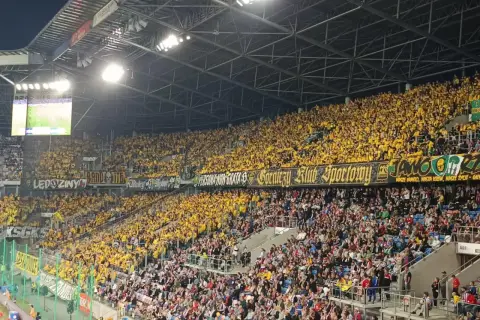Tłum kibiców Górnika Zabrze w żółtych barwach, zapewne sprzedano wiele biletów na ten mecz.