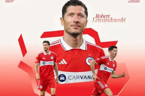 Robert Lewandowski w czerwonej koszulce Chicago Fire FC. W jakim klubie gra Lewandowski? W Chicago!