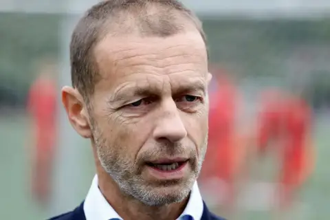 Prezes UEFA, Aleksander Čeferin, z uwagą obserwuje wydarzenia na boisku.