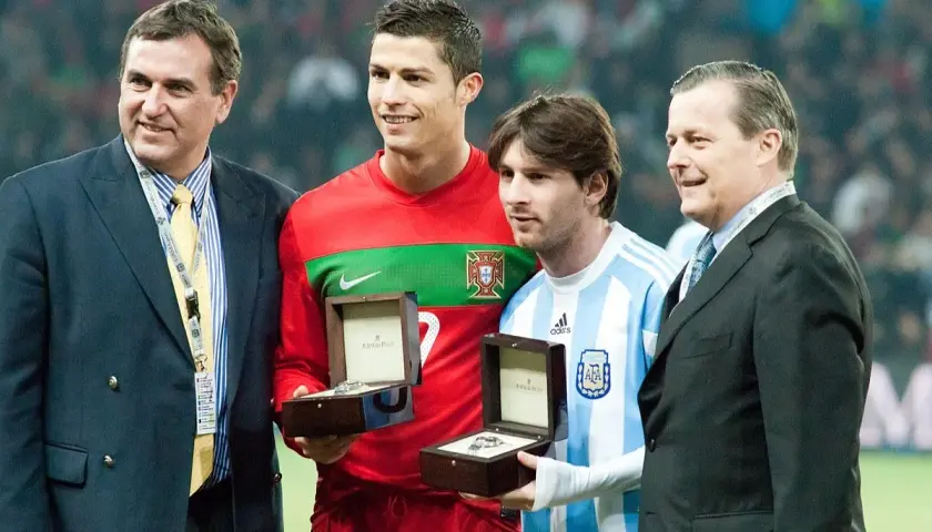 Ronaldo i Messi, dwaj z **100 najlepszych piłkarzy wszechczasów**, odbierają nagrody.