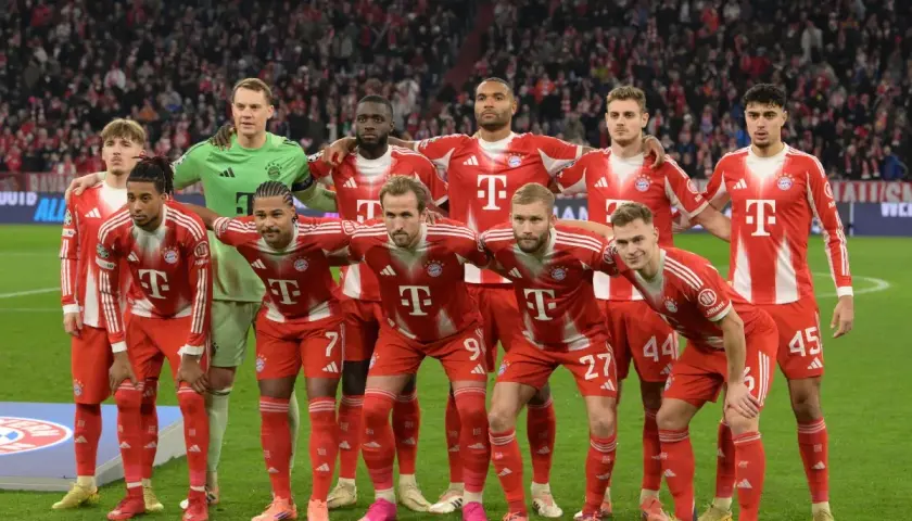 Drużyna Bayernu Monachium w czerwonych strojach, gotowa do gry. Spekulacje o bayern monachium transfery trwają.