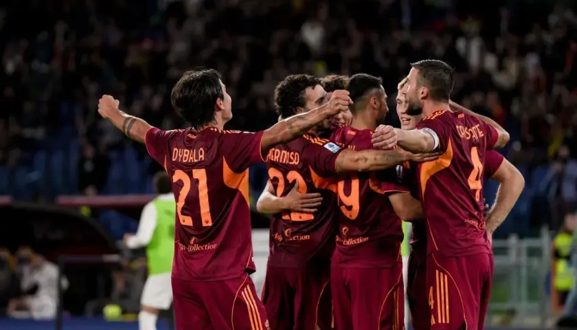 Piłkarze AS Roma świętują zwycięstwo nad Como 1907. Dybala (21) i koledzy cieszą się z sukcesu.