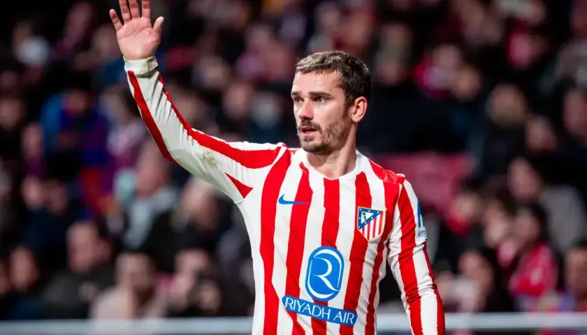 Grizman w koszulce Atletico Madryt pozdrawia kibiców.