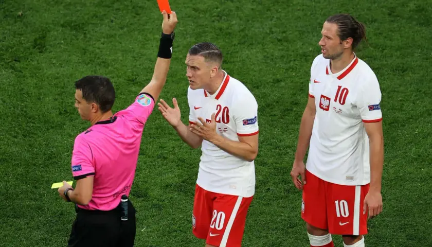 Sędzia pokazuje czerwoną kartkę piłkarzowi. Czy piłkarz z czerwoną kartką może zagrać w kolejnym meczu?