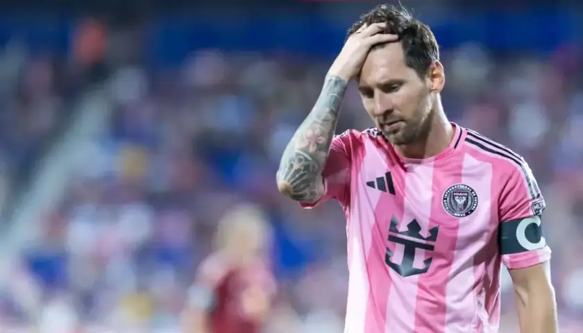 Smutny Messi w różowej koszulce Interu Miami, trzymający się za głowę. Czyżby to była kolejna **messi kontuzja**?