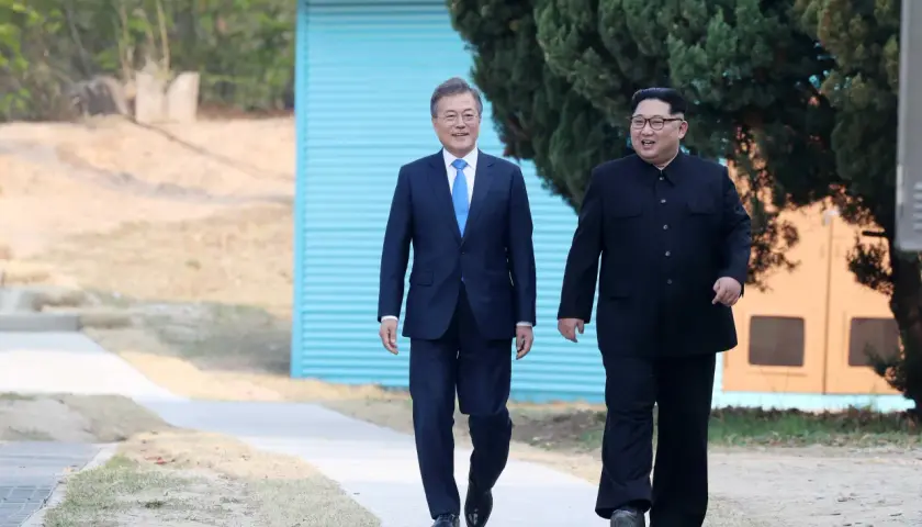 Kim Dzong Un i Mun Dze In idą razem. To symboliczne spotkanie, które może przynieść pokój na Półwyspie Koreańskim, niczym nadzieja na lepsze jutro dla Korei Południowej i Północnej.