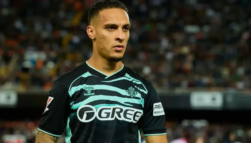 Piłkarz w czarno-miętowej koszulce z logo GREE, być może Antony, czeka na swój transfer.