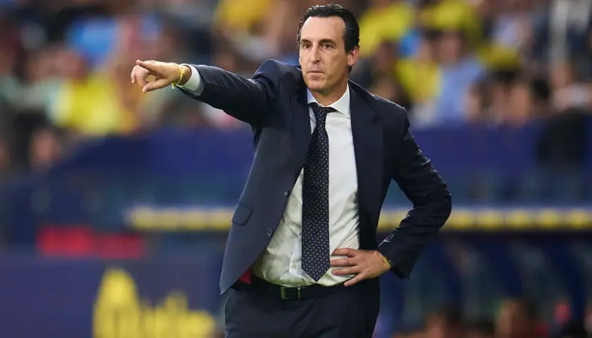 Unai Emery, **aston villa trener**, wskazuje kierunek gry.