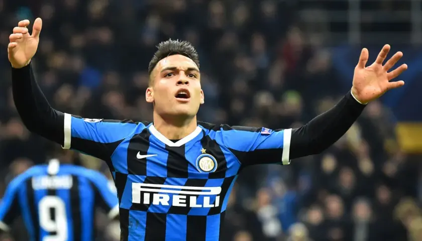 Lautaro Martínez z Interu Mediolan świętuje bramkę w meczu z Atalantą.