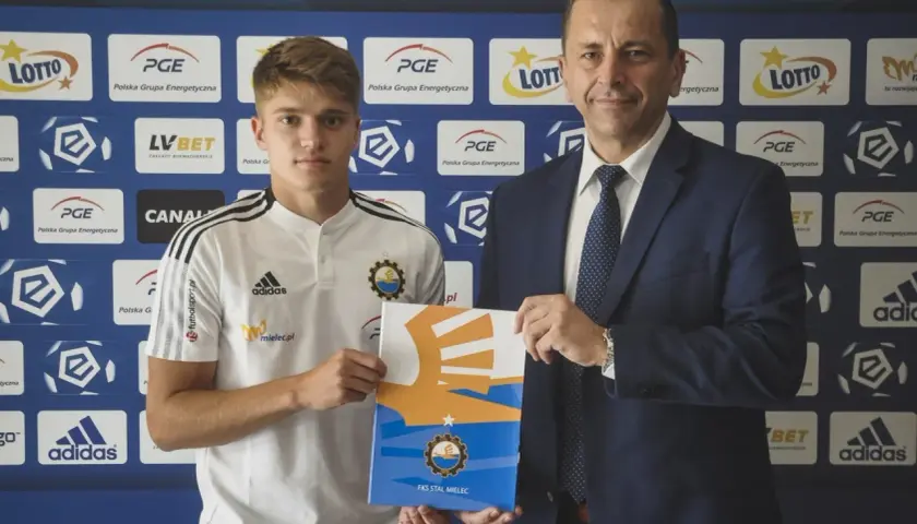 Młody piłkarz w stroju Stali Mielec z klubowym folderem. To kolejny z transferów FKS Stal Mielec.