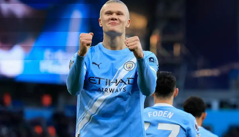 Erling Haaland świętuje po udanym haaland transferze do Manchesteru City.