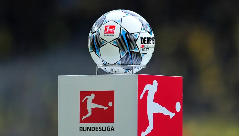 Piłka Bundesligi na podium, symbolizująca rywalizację i walkę o tytuł najlepszych bundes liga strzelcy.